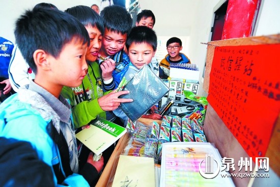 貨攤沒有管理員，付錢、找零全憑學(xué)生的誠信。