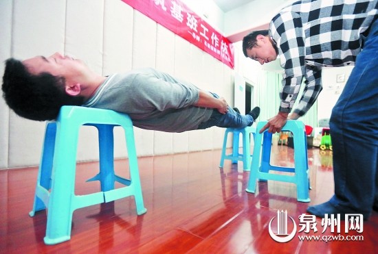 被催眠后身體僵硬，中間凳子被抽走