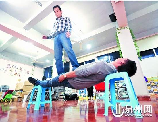 身體僵硬變“人橋”