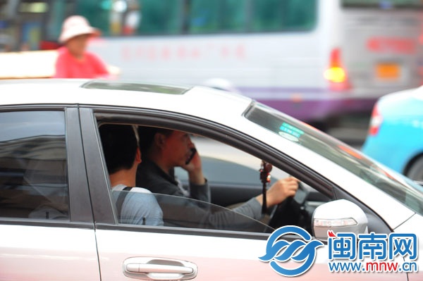 開車打手機(jī)容易引發(fā)交通事故（昨日下午5點多攝于泉