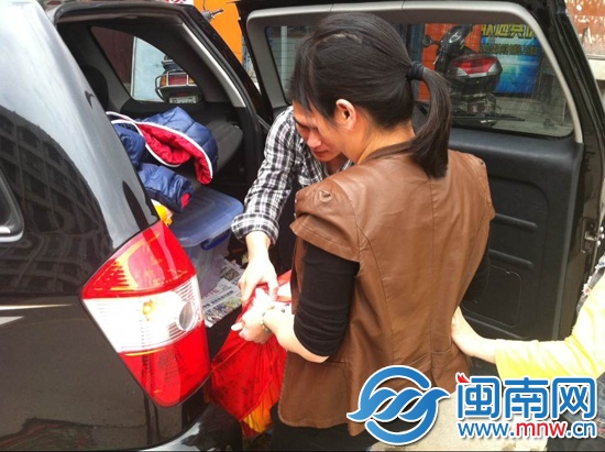 林女士提前整理好書，抬上了本報的采訪車