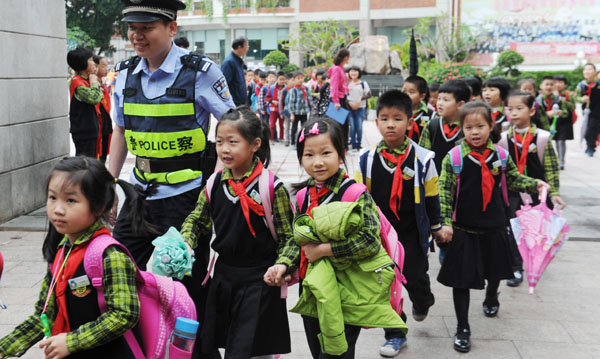 昨天中午放學(xué)，社區(qū)民警在鯉城區(qū)實(shí)驗小學(xué)門口護(hù)送孩子