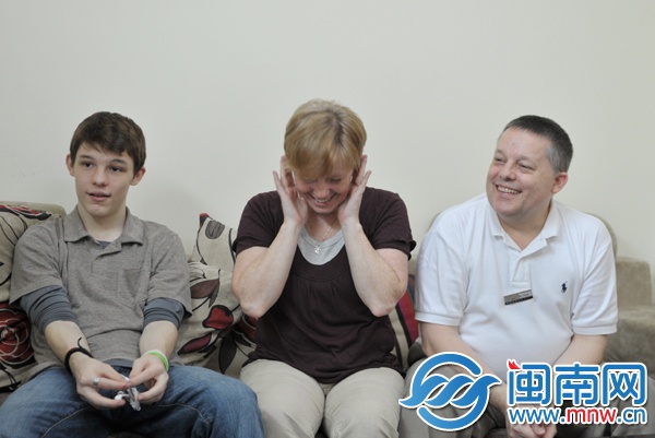 當(dāng)記者問到父子倆打算怎么給媽媽過節(jié)時，金自覺地堵