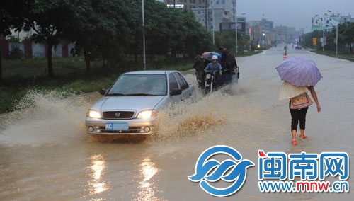 泉州出現(xiàn)短時強(qiáng)降雨，臺商區(qū)積水嚴(yán)重