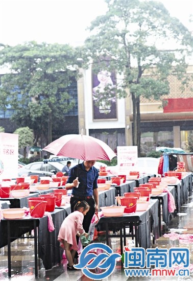 小女孩在雨中堅(jiān)持洗衣服
