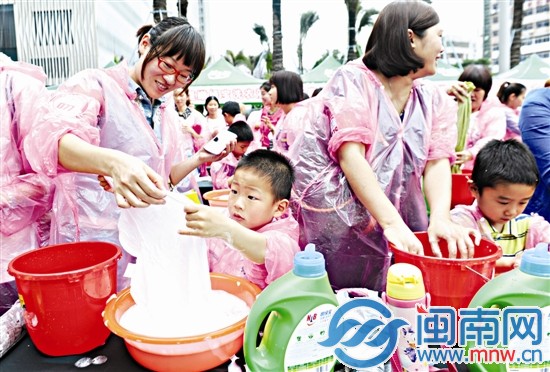 媽媽指出兒子沒洗干凈的衣漬