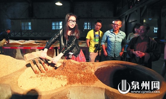 泉州旅游達(dá)人正在體驗(yàn)鎮(zhèn)江釀醋工藝
