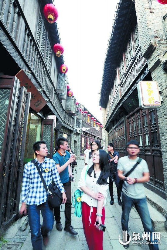 泉州旅游達(dá)人正在參觀京杭大運(yùn)河