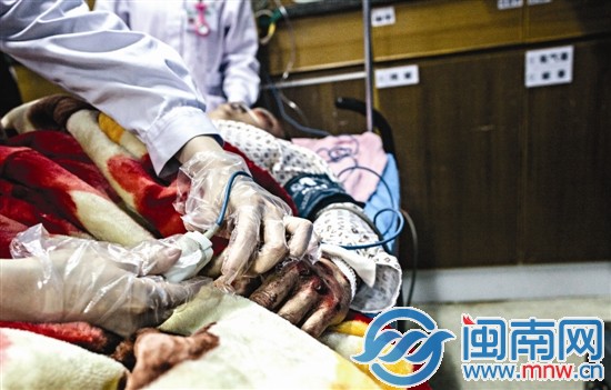 救人時(shí)間總是很短，有時(shí)候護(hù)士來不及做過多防護(hù)就投