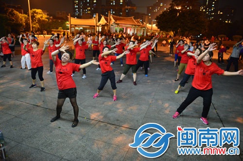 西湖公園內(nèi)，跳露天廣場(chǎng)舞的大姐大媽很帶勁