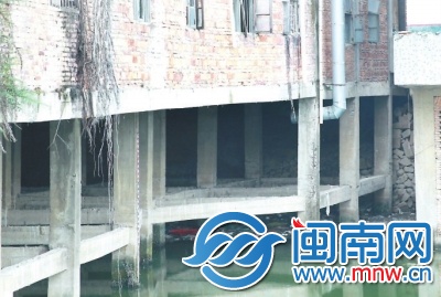 垃圾堆積湖面角落。