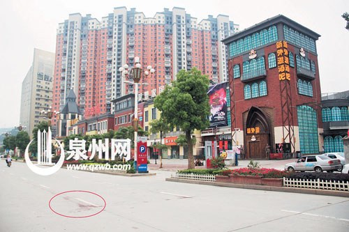 酒吧外的事發(fā)現(xiàn)場(chǎng)，路面上留有血跡。