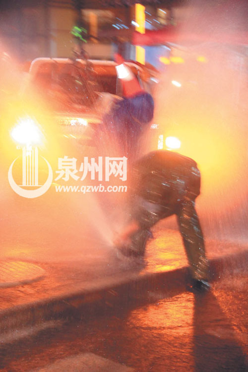 搶修工現(xiàn)場制作大木塞，奮力堵水柱