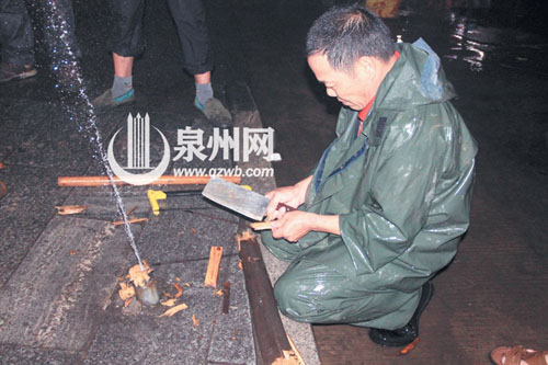 還有一個(gè)小水柱，再削個(gè)木塞堵住。