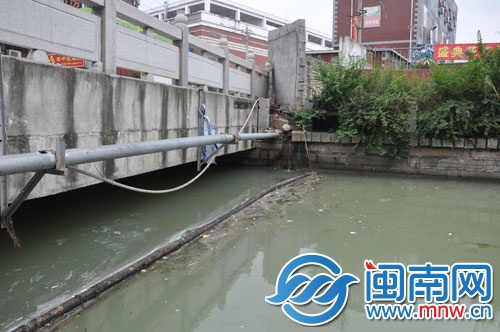 昨天的城西環(huán)路北6區(qū)內(nèi)溝河河面上還漂浮著油污、枯