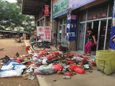 卓女士店門(mén)口被倒了一堆垃圾。
