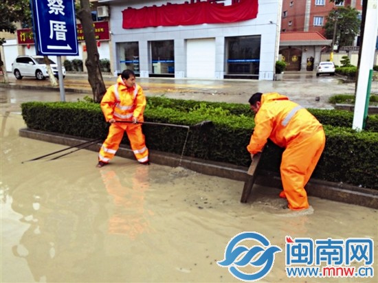 海西汽配城段已積水半米深