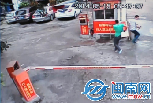 兩男子掰彎起落桿后，拿出鐵錘砸保安亭