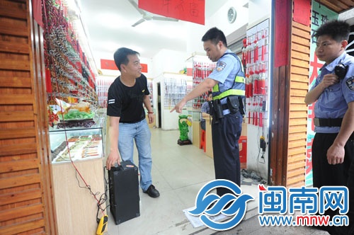 警察執(zhí)法，店員將擴(kuò)音器電源拔掉