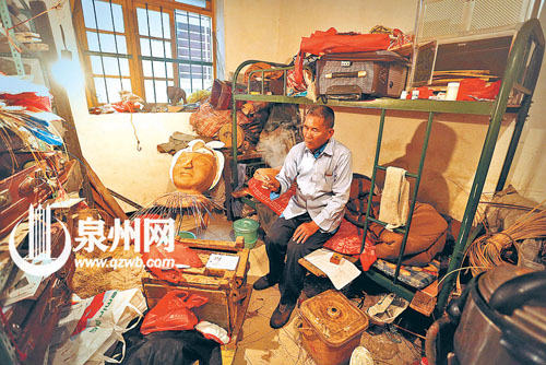 一間簡陋又雜亂的房間，是凌文彬的工作室、臥室甚至