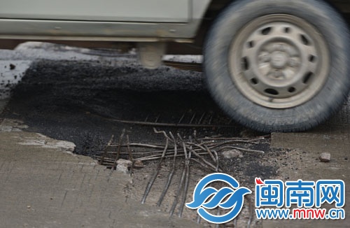 暴露鋼筋對車胎造成威脅