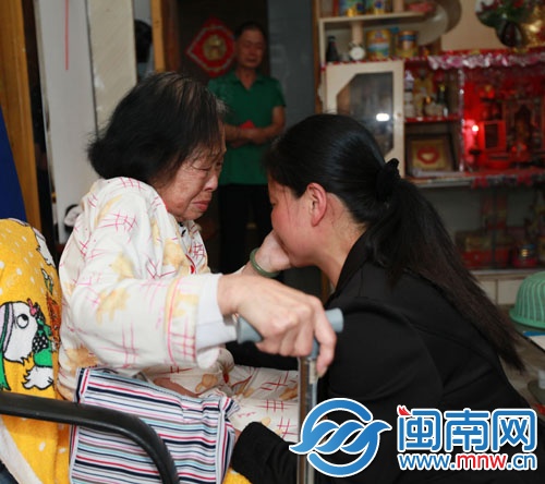 母女相見，相對流淚