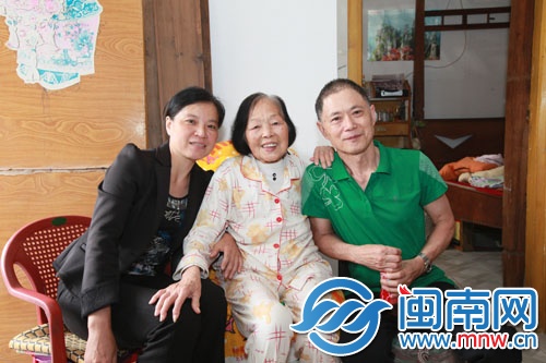 一家三口團(tuán)聚