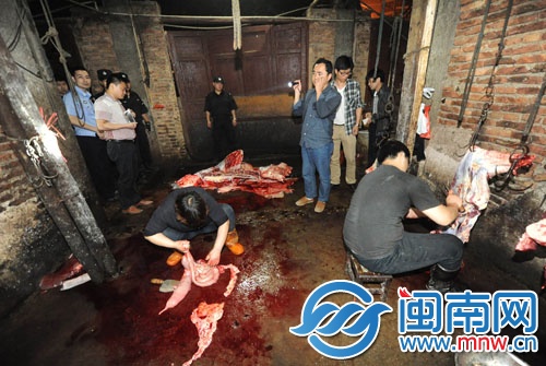 執(zhí)法人員到現(xiàn)場時(shí)，私宰點(diǎn)的工人正在切割牛肉