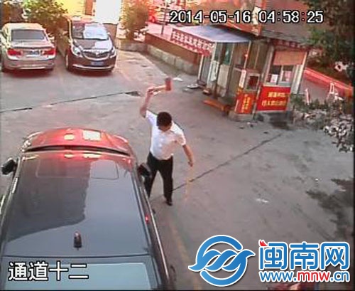 男子持斧子砍向停車場(chǎng)內(nèi)停放的車輛