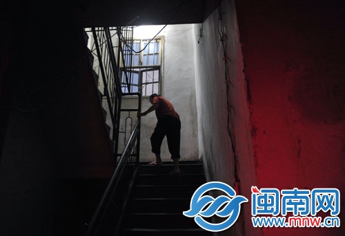 吳阿婆匆匆跑上樓，又回來提醒記者不要寫她的名字