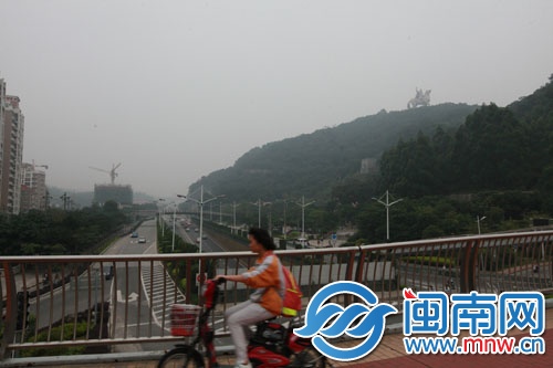 市區(qū)大坪山上的鄭成功雕像籠罩在霧氣中