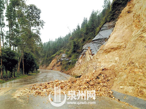 安溪桃舟鄉(xiāng)桃美公路一處山體溜方