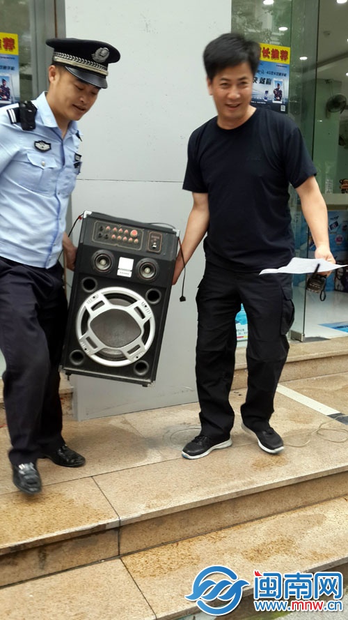 九一街中段，一專營店的音響被暫扣