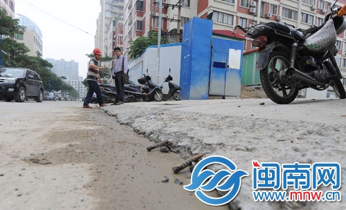 和昌工地鑿平路面，可以降低車輛通行時(shí)所發(fā)出的噪音
