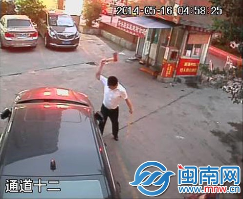 男子持斧子砍向停車場內停放的車輛（視頻截圖）