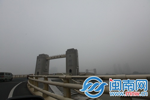 昨日上午8時(shí)許，從田安大橋上望向橋南岸，建筑物被
