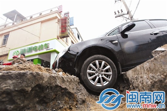 車輪陷進(jìn)坑里，動彈不得