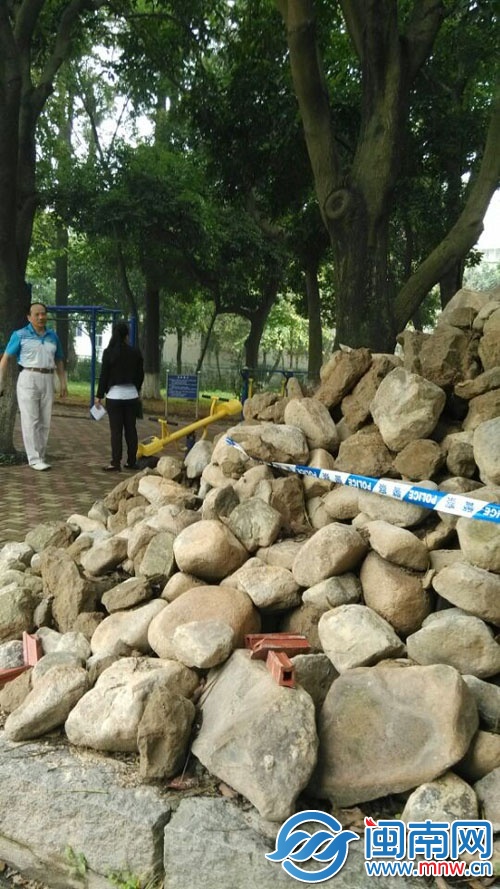 釋雅山公園的鵝卵石壘很高，留下安全隱患