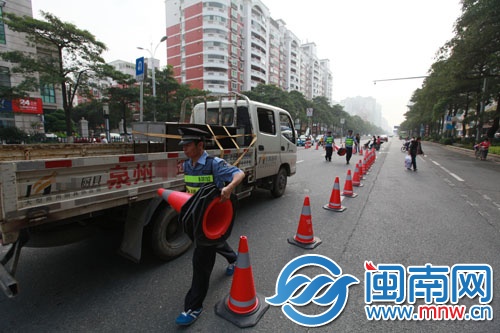 交警在掉頭區(qū)設(shè)置反光錐