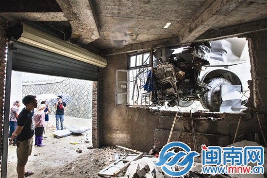 大巴沖下橋后，頂在橋下民房窗戶上