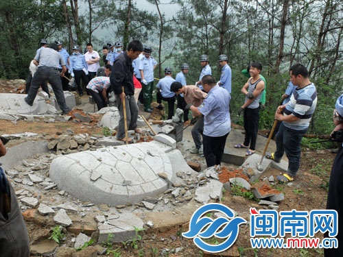 拆違現(xiàn)場，大多墓形呈龜狀