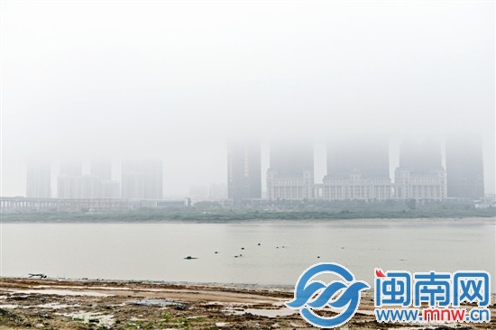 泉州市區(qū)江濱北路的建筑群被霧氣遮擋