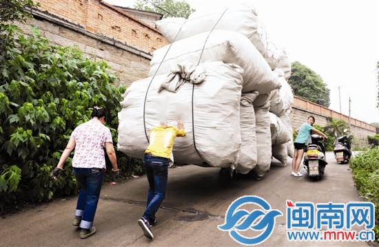 一位年輕人下車幫忙將板車推到平路