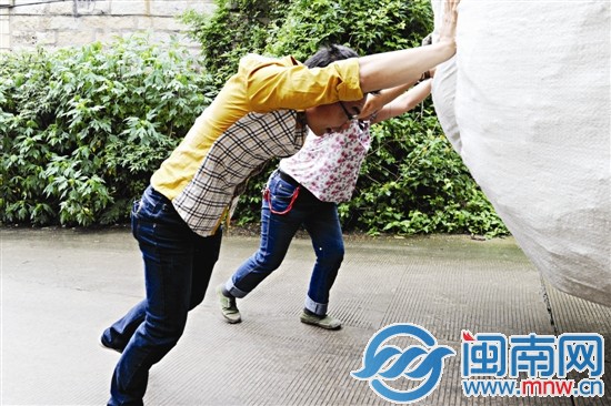 看到巨型板車，小伙當即下車幫忙推