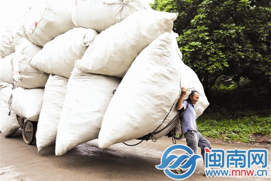 上坡難，下坡也難，人得頂著車上的物品