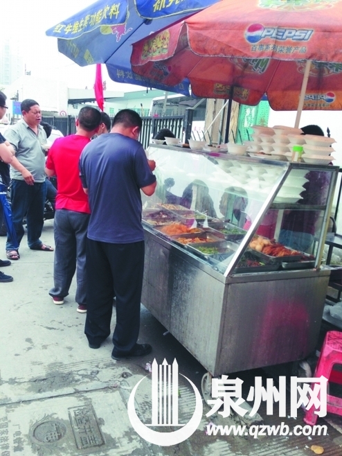 學(xué)校周邊常有售賣快餐的攤位