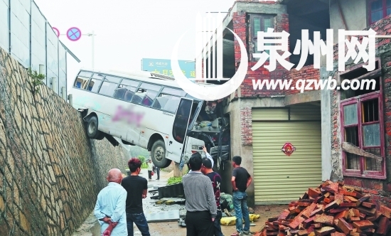 大客車撞上民房后，車身懸空