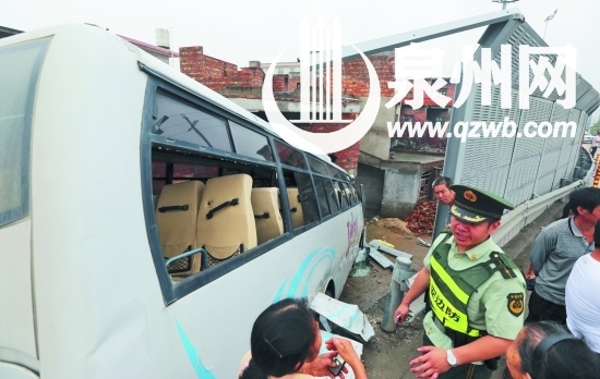 事發(fā)后，乘客從車窗逃生