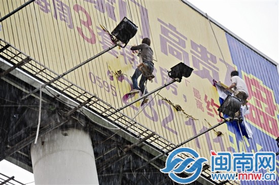 突降大雨，工人們冒雨將工作做完