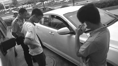 雙方在給新車“驗傷”。
